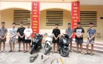 Nhóm thanh niên mang vỏ chai bia ném vào người đi đường để tìm cớ đánh nhau