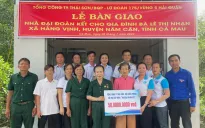 Trao tặng “Nhà đại đoàn kết” tại tỉnh Cà Mau