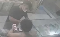 Vờ mua điện thoại rồi cướp tài sản bỏ chạy