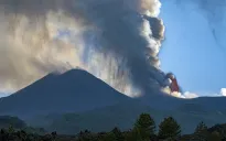 Núi lửa Etna ở Italy hoạt động mạnh trở lại, phun dung nham nóng đỏ và tro bụi khắp bầu trời
