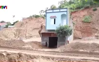 Nguy cơ sạt lở vùi lấp những căn nhà dưới chân đồi vào mùa mưa