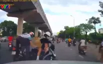 Người phụ nữ chở con nhỏ cố đi ngược chiều va chạm với xe máy