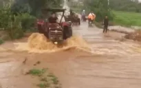 Mưa lớn, nước chảy xiết cuốn trôi một phụ nữ