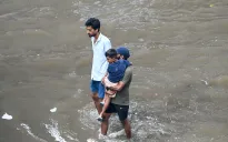 Mưa lớn gây ngập lụt nghiêm trọng ở thủ đô tài chính Mumbai, Ấn Độ