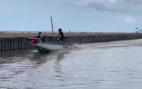 Ngang nhiên ngăn chặn, đánh trọng thương người dân khai thác bãi bồi