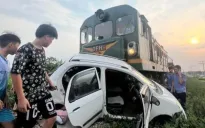 Ô tô bị tàu hỏa đâm biến dạng, 2 người bị thương