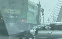 Xe ô tô con vỡ nát phần đầu sau va chạm với xe tải trên cầu Nhật Tân