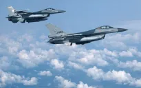 NATO bắt đầu gửi máy bay chiến đấu F-16 cho Ukraine, Nga nói "Mỹ đang dẫn đầu băng nhóm chiến tranh"