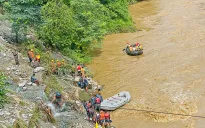 Tìm thấy thi thể nạn nhân đầu tiên trong vụ lở đất cuốn trôi xe bus ở Nepal