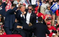Nổ súng tại cuộc mít-tinh vận động tranh cử: Ông Trump bị thương nhưng an toàn, hung thủ tử vong