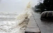 Áp thấp nhiệt đới gây mưa lớn và biển động mạnh