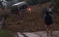 Vụ sạt lở đất tại Hà Giang: Dừng tìm kiếm nạn nhân, tập trung thông đường