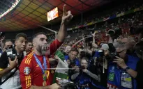 Dani Carvajal bảo Bukayo Saka 'ngừng khóc' sau sự cố trong trận chung kết Euro 2024