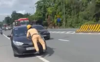 Tài xế vượt đèn đỏ, hất cảnh sát giao thông lên capo