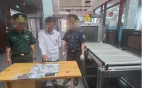 Bắt quả tang người đàn ông quấn vàng quanh người nhập cảnh vào Việt Nam