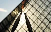 Ngọn đuốc Olympic tiếp tục hành trình tại Paris