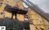 Lính cứu hỏa Tây Ban Nha “chật vật” giải cứu người đàn ông 300 kg