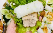 Đổi vị bữa ăn với món bánh hỏi heo quay