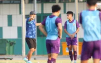 Đội tuyển U19 Việt Nam động viên nhau chuẩn bị thật tốt cho trận đấu cuối