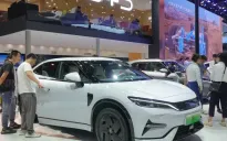 Tesla gặp khó về doanh thu, cổ phiếu xe điện Trung Quốc lao dốc