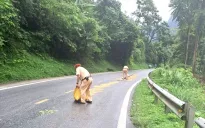 Cảnh sát giao thông khắc phục sự cố tràn dầu trên đèo Mã Phục