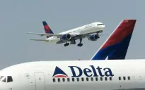 Mỹ điều tra Delta Air Lines do chậm, hủy chuyến
