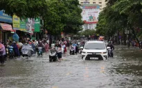 Hà Nội nhiều đường ngập ngang bánh xe máy trong sáng nay