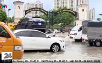 Hà Nội: Nhiều khu vực ngập sâu, xe cộ chật vật di chuyển sau cơn bão số 2