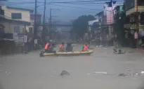 Đường phố Philippines hóa thành sông do bão Gaemi