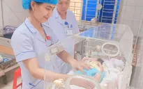 Phát hiện bé trai sơ sinh bỏ rơi trong bao tải ở bờ ruộng