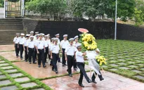 Chiến sĩ hải quân dâng hương tưởng niệm các anh hùng, liệt sĩ