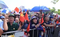 Xúc động khoảnh khắc người dân hát Quốc ca vào giờ phút tiễn biệt Tổng Bí thư Nguyễn Phú Trọng