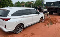 Sạt lở cát đỏ ở Phan Thiết, giao thông bị ách tắc