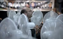 Nắng nóng gần 50 độ C, Iran đóng cửa các cơ quan nhà nước và ngân hàng
