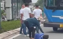 Tài xế xe bus bị nhóm người đi ô tô đánh gãy răng