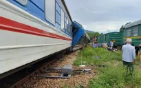 Đường sắt Bắc - Nam tê liệt vì 2 toa tàu trật bánh dưới chân đèo Hải Vân