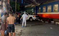Video: Va chạm giữa ô tô và tàu hỏa, 5 người thương vong tại Đồng Nai