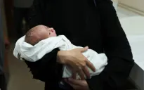 Kỳ tích em bé được cứu từ người mẹ thiệt mạng trong cuộc không kích ở Gaza