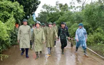 Phó Thủ tướng Lê Thành Long thăm người dân vùng "rốn lũ" của Hà Nội