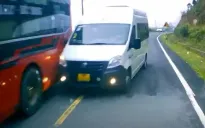 Nhiều lái xe chủ quan phóng nhanh, vượt ẩu trên đèo Khánh Lê