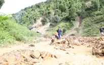 Hàng trăm người dân Mường Pồn chật vật sau mưa lũ