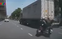 Tạt qua đầu ô tô, xe máy tông vào xe khác, 2 người văng ra đường
