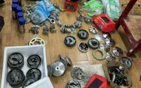 Hàng trăm phụ tùng "độ chế" xe máy không rõ nguồn gốc