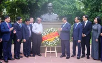 Thủ tướng dâng hoa tại tượng Bác Hồ ở New Delhi