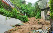 Quảng Ninh: Xử lý lượng bùn tràn xuống khu dân cư ở TP Hạ Long