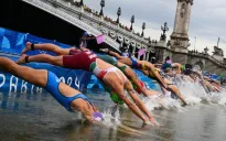 Khán giả háo hức theo dõi ba môn phối hợp tại Olympic Paris