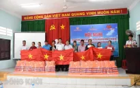 Trao tặng 200 lá cờ Tổ quốc cho ngư dân Bến Tre