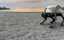 Chó robot hỗ trợ thu gom rác trên bãi biển