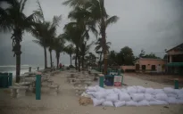 Debby mạnh lên thành bão cấp 1 trước khi đổ bộ vào Florida