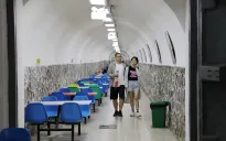 Người dân Trung Quốc tránh nắng nóng trong hầm phòng không